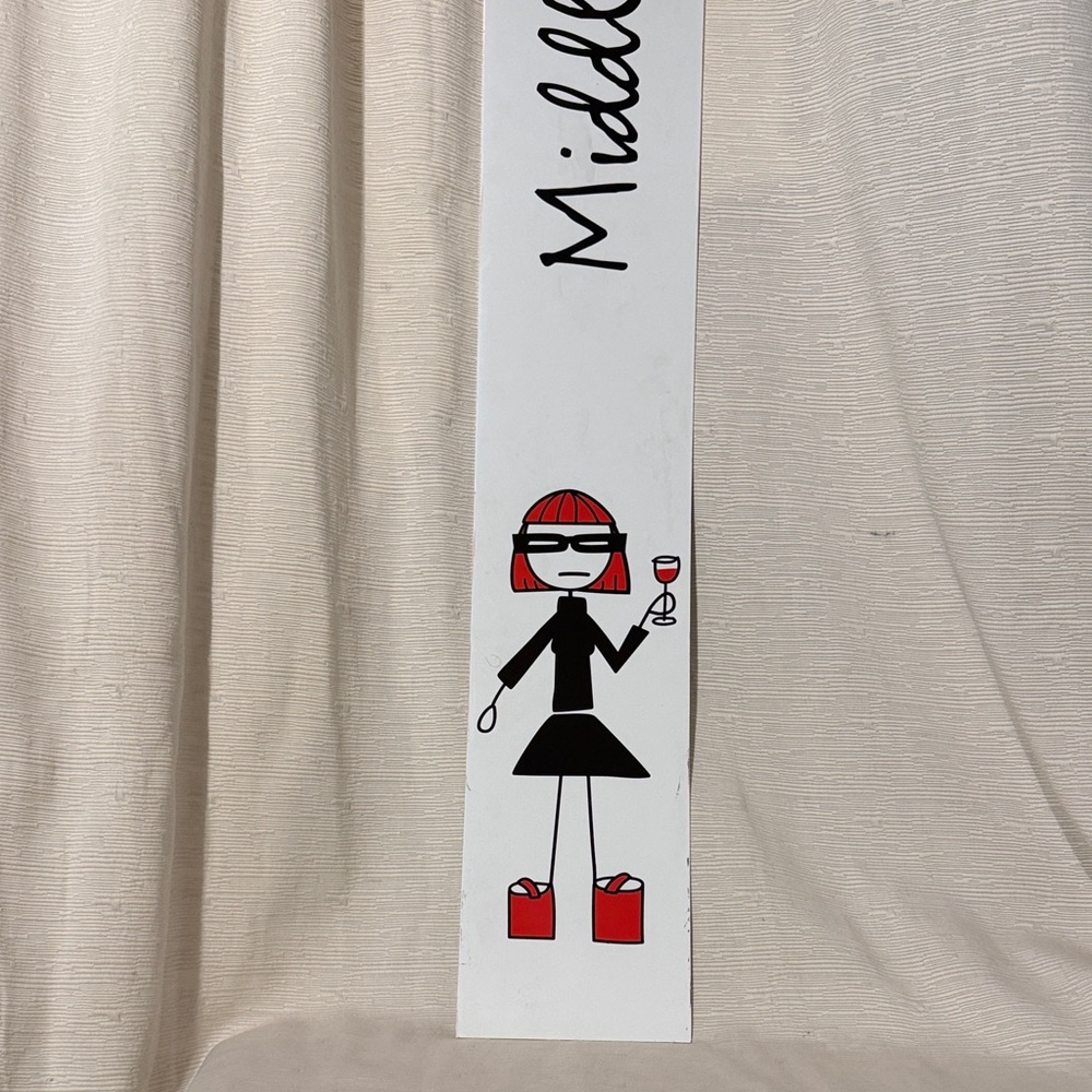 Chic Wall Art Middle Sister Wine with Red and Black Design